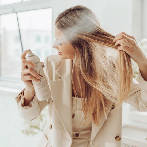 Kérastase Fresh Affair dry shampoo 150g bottle with spray nozzle, ideal for refreshing hair and absorbing excess oil.