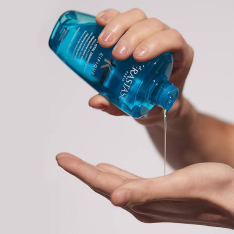 Kérastase Bain Spécifique Vital Dermo-Calm scalp shampoo in a 250ml bottle, shown with the product label and packaging.